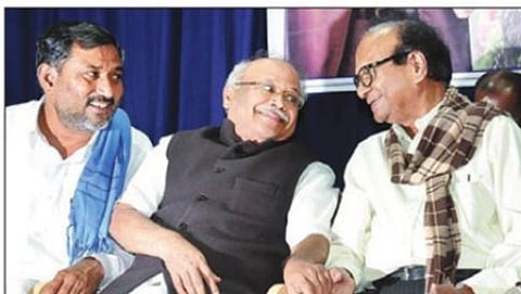 ಬೆಂಗಳೂರಿನ ಕಬ್ಬನ್ ಪಾರ್ಕ್ನಲ್ಲಿರುವ ಎನ್ಜಿಒ ಭವನದಲ್ಲಿ ಸಂವಿಧಾನ ಸಮರ್ಪಣಾ ದಿನದ ಅಂಗವಾಗಿ ನಡೆದ ರಾಜ್ಯ ಸಮಾವೇಶದಲ್ಲಿ ಅಹಿಂದ ರಾಜ್ಯಾಧ್ಯಕ್ಷ ಕೆ. ಮುಕುಡಪ್ಪ ಜೊತೆ ಸಾಹಿತಿ ಚಂ