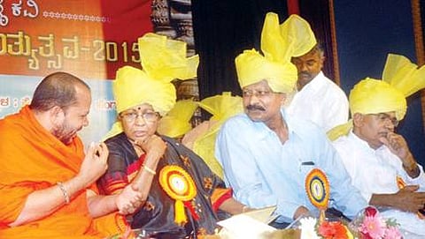 ರಾಜ್ಯ ನೌಕರರ ಮತ್ತು ಕಾರ್ಮಿಕರ ಕೇಂದ್ರ ಕನಕ ಸಮಿತಿ ಕಬ್ಬನ್ ಪಾರ್ಕ್ ಕೆಜಿಎಸ್ ಕ್ಲಬ್ನಲ್ಲಿ ಸೋಮವಾರ ಆಯೋಜಿಸಿದ್ದ ಕನಕದಾಸರ ಜಯಂತ್ಯುತ್ಸವದಲ್ಲಿ ಕಾಗಿನೆಲೆ ಮಹಾಸಂಸ್ಥಾನದ ಕನಕ ಗುರು