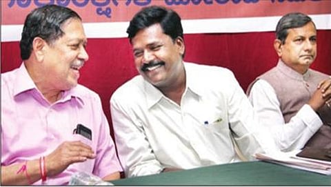 ಬೆಂಗಳೂರಿನಲ್ಲಿ ನಡೆದ ಉದ್ಯೋಗಾಕಾಂಕ್ಷಿಗಳ ರಾಜ್ಯ ಮಟ್ಟದ ಸಮಾವೇಶದಲ್ಲಿ ಮಾಜಿ ಲೋಕಾಯುಕ್ತ ನ್ಯಾಯಮೂರ್ತಿ ಎನ್.ಸಂತೋಷ್ ಹೆಗ್ಡೆ, ಸಲಹೆಗಾರ ರಾಮಾನಂಜಪ್ಪ ಆಲ್ದಳ್ಳಿ, ವಿಶ್ರಾಂತ ಕುಲಪತಿ