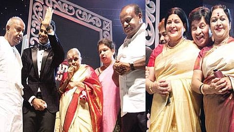 ಬೆಂಗಳೂರಿನಲ್ಲಿ ಬುಧವಾರ ನಡೆದ ಜಾಗ್ವಾರ್ ಚಿತ್ರದ ಮುಹೂರ್ತ ಸಮಾರಂಭದಲ್ಲಿ ಮಾಜಿ ಪ್ರಧಾನಿ ಎಚ್.ಡಿ.ದೇವೇಗೌಡ, ಚೆನ್ನಮ್ಮ, ಚಿತ್ರದ ನಾಯಕ ನಿಖಿಲ್ ಕುಮಾರ್, ಪೂರ್ಣಿಮಾ, ಅನಿತಾ ಕುಮಾರಸ