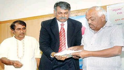 ಕೃತಿಯನ್ನು ಶಾಸಕ ರಮೇಶ್ ಕುಮಾರ್ ಶುಕ್ರವಾರ ಲೋಕಾರ್ಪಣೆ ಮಾಡಿದರು. ವಕೀಲ ಶಂಕರಪ್ಪ ಇದ್ದರು.