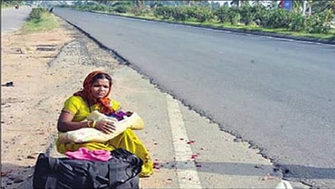 ಬಂದ್ ಹಿನ್ನೆಲೆಯಲ್ಲಿ ಸಂಚರಿಸಲು ವಾಹನಕ್ಕಾಗಿ ರಸ್ತೆ ಪಕ್ಕ ಕಾದು ಕುಳಿತಿರುವ ಮಹಿಳೆ