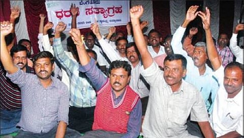 ಕರ್ನಾಟಕ ರಾಜ್ಯ ಅನುದಾನಕ್ಕೆ ಒಳಪಡುತ್ತಿರುವ ಪದವಿ ಪೂರ್ವ ಕಾಲೇಜುಗಳ ಆಡಳಿತ ಮಂಡಳಿ ಉಪನ್ಯಾಸಕರ ಹಾಗೂ ನೌಕರರ ಒಕ್ಕೂಟದ ಸದಸ್ಯರ ವಿವಿಧ ಬೇಡಿಕೆಗಳಿಗೆ ಆಗ್ರಹಿಸಿ ಕಳೆದ 12 ದಿನಗಳಿಂದ
