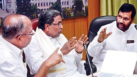 ಆಹಾರ ಮತ್ತು ನಾಗರಿಕ ಸರಬರಾಜು ಸಚಿವ ರಾಮ್ ವಿಲಾಸ್ ಪಾಸ್ವಾನ್, ಮುಖ್ಯಮಂತ್ರಿ ಸಿದ್ದರಾಮಯ್ಯ ಮತ್ತು ಸಹಕಾರ ಮತ್ತು ಸಕ್ಕರೆ ಸಚಿವ ಮಹದೇವ ಪ್ರಸಾದ್ (ಸಂಗ್ರಹ ಚಿತ್ರ)