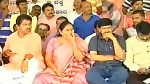 ಡಿ.ಕೆ ರವಿ ಸಾವಿನ ಪ್ರಕರಣವನ್ನು ಸಿಬಿಐಗೆ ವಹಿಸುವಂತೆ ಆಗ್ರಹಿಸಿ ಬೆಂಗಳೂರಿನ ಆನಂದ್ ರಾವ್ ವೃತ್ತದ ಬಳಿ ಬಿಜೆಪಿಯಿಂದ ಪ್ರತಿಭಟನೆ...
