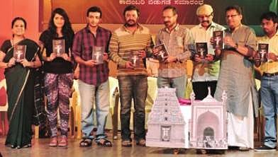 ಮಂದಿರ ಮಸೀದಿ ಕಾದಂಬರಿ ಬಿಡುಗಡೆ ಸಂದರ್ಭದಲ್ಲಿ ನಿರ್ದೇಶಕ ಸುರೇಶ್, ಅನ್ವರ್ ಮಾಣಿಪ್ಪಾಡಿ, ಅಶೋಕ್ ಕುಮಾರ್, ಸುಪ್ರಿತ್, ಸುಕೃತ, ನವೀನ್ ಕೃಷ್ಣ, ನವೀನ್ ಸಾಗರ್, ಸುಂದರಶ್ರೀ ಹಾಜರಿದ್