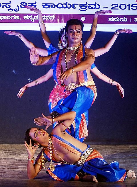 ವಿಶ್ವ ನೃತ್ಯ ದಿನಾಚರಣೆ ಅಂಗವಾಗಿ ಬೆಂಗಳೂರಿನ ನಯನ ಸಭಾಂಗಣದಲ್ಲಿ ಸಾಯಿ ಆರ್ಟ್ಸ್ ಇಂಟರ್ನ್ಯಾಷಿನಲ್ ಆಯೋಜಿಸಿದ್ದ ಕಾರ್ಯಕ್ರಮದಲ್ಲಿ ಡ್ಯಾನ್ಸರ್ ದೀಪಕ್ ಕುಮಾರ್ ಮತ್ತು ತಂಡ ಭರತನಾಟ್ಯ ಪ್ರದರ್ಶನ ನೀಡಿತು.