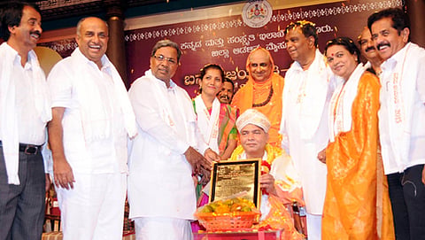 ನಿಡುಮಾಮಿಡಿ ಮಹಾಸಂಸ್ಥಾನದ ಪೀಠಾಧ್ಯಕ್ಷ ಶ್ರೀ ವೀರಭದ್ರ ಚನ್ನಮಲ್ಲ ಸ್ವಾಮೀಜಿ ಅವರಿಗೆ ಬಸವ ರಾಷ್ಟ್ರೀಯ ಪುರಸ್ಕಾರ ಪ್ರದಾನ