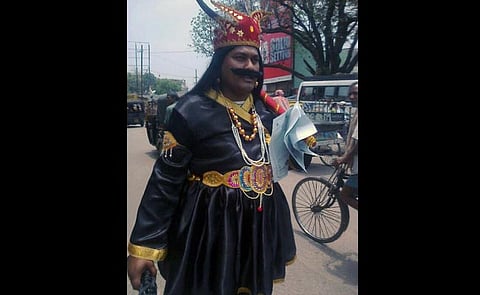 ಯಮರಾಜನ ವೇಷ ಹಾಕಿಕೊಂಡು ಚಲನ್ ಹಿಡಿದುಕೊಂಡು ಓಡಾಡುತ್ತಿರುವ ಟ್ರಾಫಿಕ್ ಪೊಲೀಸರು