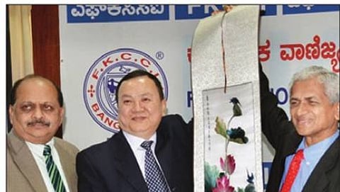 ಚೆಂಗ್ಡು ನಗರ ಪಾಲಿಕೆಯ ಉಪ ಮಹಾನಿರ್ದೇಶಕ ಫೆಂಗ್ ಷಿಂಗ್ ಅವರಿಗೆ ಎಫ್ ಕೆಸಿಸಿಐ ಅಧ್ಯಕ್ಷ ಎಸ್.ಸಂಪತ್ ರಾಮನ್ ಅವರು ಚಿತ್ರ ಕಲೆಯ ಪ್ರತಿ ನೀಡಿ ಗೌರವಿಸಿದರು. ಹಿರಿಯ ಅಧ್ಯಕ್ಷ ತಲ್ಲಂ