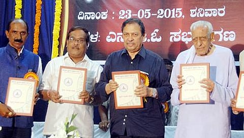 ಕರ್ನಾಟಕ ವೃತ್ತಿ ನಿರತ ಪತ್ರಕರ್ತರ ಸಂಘ ಎನ್ಜಿಒ ಸಭಾಂಗಣದಲ್ಲಿ ಸ್ಮರಣ ಸಂಚಿಕೆ ಬಿಡುಗಡೆ ಮಾಡಿದ ನಿವೃತ್ತ ಲೋಕಾಯುಕ್ತ ನ್ಯಾಯಮೂರ್ತಿ ಸಂತೋಷ್ ಹೆಗ್ಡೆ, ದೊರೆಸ್ವಾಮಿ ಮತ್ತಿತರರು.