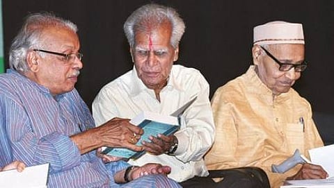 ಡಾ.ಜಿ.ಎಸ್.ಆಮೂರರು ತಮ್ಮ ಆತ್ಮಕಥೆ ನೀರ ಮೇಲಣ ಗುಳ್ಳೆ ಕುರಿತು ಡಾ.ಎಚ್.ಎಸ್.ವೆಂಕಟೇಶಮೂರ್ತಿ ಅವರೊಂದಿಗೆ ಚರ್ಚೆ ನಡೆಸಿದ ಸಂದರ್ಭ.