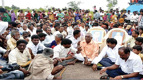 ಪ್ರತಿಭಟನಾ ನಿರತ ಗುಂಡ್ಲಹಳ್ಳಿ ಗ್ರಾಮಸ್ಥರು