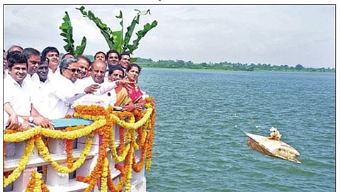 ಮೈಸೂರು ಜಿಲ್ಲೆಯ ಕಬಿನಿ ಜಲಾಶಯಕ್ಕೆ ಮುಖ್ಯಮಂತ್ರಿ ಸಿದ್ಧರಾಮಯ್ಯ ಬಾಗಿನ ಅರ್ಪಿಸಿದರು. ಈ ಸಂದರ್ಭದಲ್ಲಿ ಸಚಿವರು, ಸಂಸದರು, ಶಾಸಕರು ಮತ್ತು ಅಧಿಕಾರಿಗಳು ಹಾಜರಿದ್ದರು.