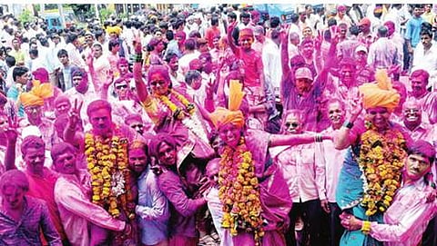ಗ್ರಾಮ ಪಂಚಾಯಿತಿ ಚುನಾವಣೆಯಲ್ಲಿ ಗೆದ್ದ ಅಭ್ಯರ್ಥಿಗಳು ಸಂಭ್ರಮ ಆಚರಿಸುತ್ತಿರುವುದು