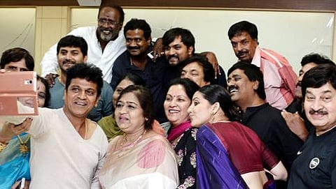 ನಿರ್ಮಾಪಕರ ಸಮಸ್ಯೆ ಕುರಿತಂತೆ ಭಾನುವಾರ ಫಿಲ್ಮ್ ಚೇಂಬರ್ನಲ್ಲಿ ಸಭೆಗೆ ಮುನ್ನ ಚಿತ್ರನಟರೆಲ್ಲಾ ಸೆಲ್ಫೀ ತೆಗೆಸಿಕೊಂಡಿದ್ದು ಹೀಗೆ.