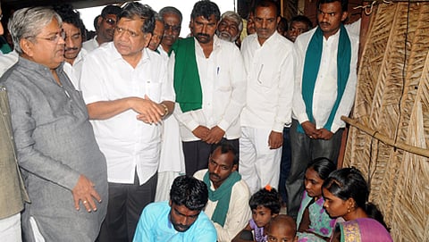 ಬಾಗಲಕೋಟೆಯಲ್ಲಿ ರೈತರ ಕುಟುಂಬದವರನ್ನು ಭೇಟಿ ಮಾಡಿದ ಜಗದೀಶ್ ಶೆಟ್ಟರ್ (ಕೃಪೆ: ಕೆಪಿಎನ್)