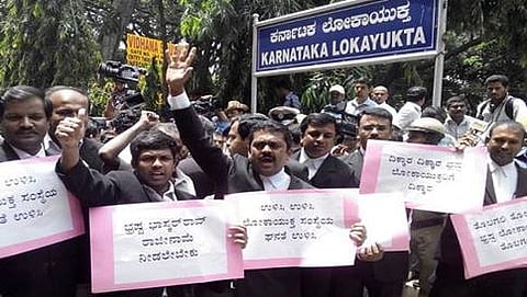 ವೈ.ಭಾಸ್ಕರ್ರಾವ್ ರಾಜೀನಾಮೆ ಆಗ್ರಹಿಸಿ ರಾಜಭವನಕ್ಕೆ ಮುತ್ತಿಗೆ ಹಾಕಿದ ವಕೀಲರು