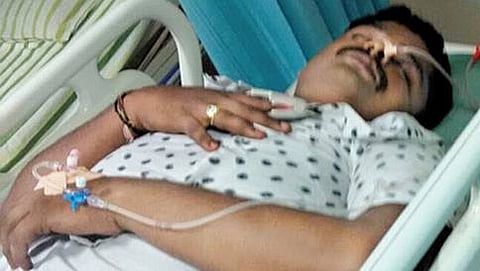 ಆತ್ಮಹತ್ಯೆಗೆ ಯತ್ನಿಸಿದ ಜೆಡಿಎಸ್ನ ಅಭ್ಯರ್ಥಿ ರಾಕೇಶ್ ಜೈನ್ ಆಸ್ಪತ್ರೆಯಲ್ಲಿ ಚಿಕಿತ್ಸೆ ಪಡೆಯುತ್ತಿರುವುದು