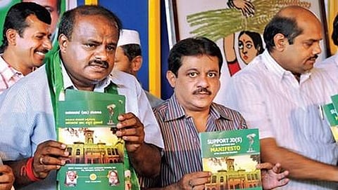 ಪ್ರಣಾಳಿಕೆ ಪ್ರತಿ ಬಿಡುಗಡೆ ಮಾಡುತ್ತಿರುವ ಜೆಡಿಎಸ್ ನಾಯಕ ಹೆಚ್.ಡಿ.ಕುಮಾರಸ್ವಾಮಿ, ಜಮೀರ್ ಅಹ್ಮದ್