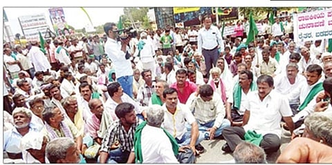 Six arrested for stone-pelting during sugarcane farmers' protest on Pune-Bengaluru Highway