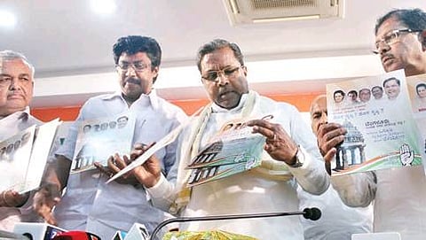 ಕಾಂಗ್ರೆಸ್ ಕಚೇರಿಯಲ್ಲಿ ಮುಖ್ಯಮಂತ್ರಿ ಸಿದ್ದರಾಮಯ್ಯ ಸೋಮವಾರ ಬಿಬಿಎಂಪಿ ಚುನಾವಣೆಗಾಗಿ ವಿಷನ್ ಪೇಪರ್ ಬಿಡುಗಡೆಗೊಳಿಸಿದರು. ಕೆಪಿಸಿಸಿ ಅಧ್ಯಕ್ಷ ಡಾ.ಜಿ.ಪರಮೇಶ್ವರ, ಸಚಿವ ರಾಮಲಿಂಗಾ