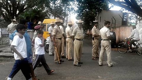 ಬಿಬಿಎಂಪಿ ಚುನಾವಣೆ ನಿಮಿತ್ತ ಮತಗಟ್ಟೆಗಳ ಬಳಿ ಬಿಗಿ ಪೊಲೀಸ್ ಬಂದೋಬಸ್ತ್. (ಫೋಟೋ ಕೃಪೆ: ಕೆಪಿಎನ್)