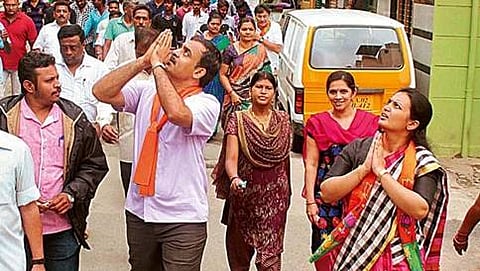 ಬಿಬಿಎಂಪಿ ಚುನಾವಣೆಗೂ ಮುನ್ನ ಗಾಯತ್ರಿನಗರ ಕ್ಷೇತ್ರದ ಅಭ್ಯರ್ಥಿಯೊಂದಿಗೆ ಬಿಜೆಪಿ ಶಾಸಕ ಅಶ್ವತ್ಥ್ ನಾರಾಯಣ್ ಪ್ರಚಾರ ಕಾರ್ಯದಲ್ಲಿ ತೊಡಗಿರುವುದು. (ಸಾಂದರ್ಭಿಕ ಚಿತ್ರ)