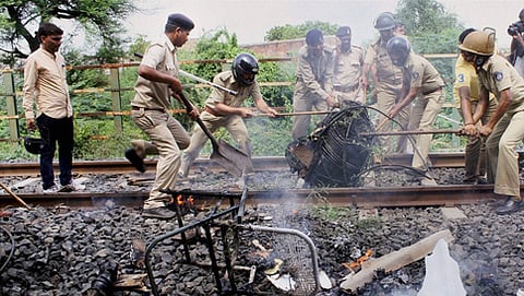 ಪ್ರತಿಭಟನೆ ವೇಳೆ ಕಾರ್ಯನಿರತ ಅಗ್ನಿಶಾಮಕ ಸಿಬ್ಬಂದಿ