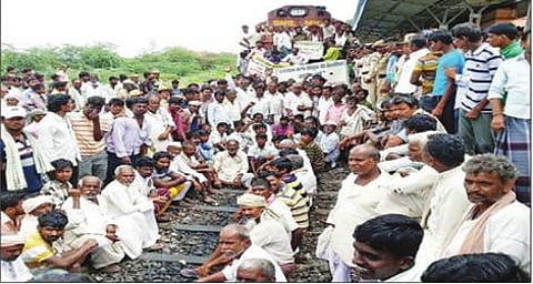 ಗದಗ ಜಿಲ್ಲೆ ರೋಣಾ ತಾಲ್ಲೂಕು ಮಲ್ಲಾಪುರ ಬಳಿ ವಿಜಯಪುರ-ಹುಬ್ಬಳ್ಳಿ ಎಕ್ಸ್ ಪ್ರೆಸ್ ಹಾಗೂ ಪ್ಯಾಸೆಂಜರ್ ರೈಲು ತಡೆದು ರೈತರು ಪ್ರತಿಭಟನೆ ನಡೆಸಿದರು.