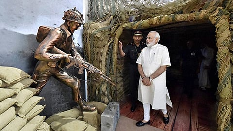 ಇಂಡೋ-ಪಾಕ್ ಯುದ್ಧದ ಸುವರ್ಣ ಮಹೋತ್ಸವದ ಪ್ರಯುಕ್ತ ದೆಹಲಿಯ ಇಂಡಿಯಾ ಗೇಟ್ ಬಳಿ ನಿರ್ಮಿಸಲಾಗಿರುವ ವಿಶೇಷ ಪ್ರದರ್ಶನ ಸೂರ್ಯಾಂಜಲಿಯಲ್ಲಿ ಕಾಣಿಸಿಕೊಂಡ ಪ್ರಧಾನಿ ನರೇಂದ್ರ ಮೋದಿ