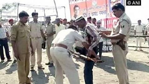 ಏರ್ಗನ್ ಹೊಂದಿದ್ದ ವ್ಯಕ್ತಿಯನ್ನು ಪರಿಶೀಲಿಸುತ್ತಿರುವ ಪೊಲೀಸರು