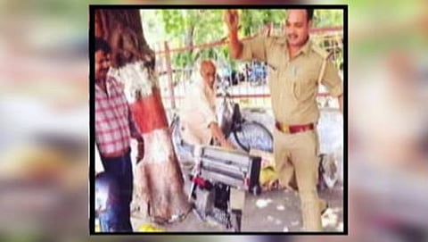 ಸಬ್ ಇನ್ಸ್ ಪೆಕ್ಟರ್ ಟೈಪ್ ರೈಟರನ್ನು ಹೊಡೆದು ಹಾಕುತ್ತಿರುವ ದೃಶ್ಯ