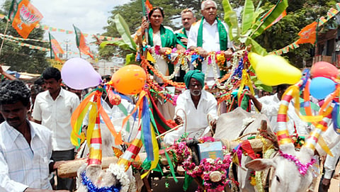 ಎತ್ತಿನಗಾಡಿಯಲ್ಲಿ ಮೆರವಣಿಗೆ ಮೂಲಕ ವೇದಿಕೆಗೆ ಆಗಮಿಸಿದ ಯಡಿಯೂರಪ್ಪ (ಕೃಪೆ: ಕೆಪಿಎನ್)
