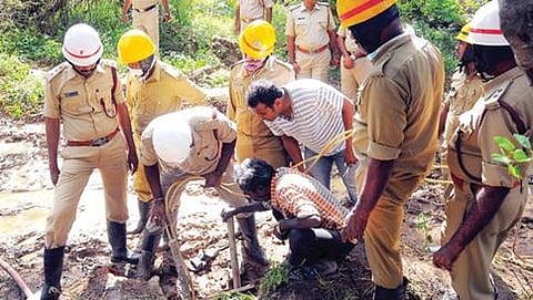 ಮ್ಯಾನ್ ಹೋಲ್ ಗೆ ತಳ್ಳಲಾಗಿದ್ದ ಮಗುವಿನ ಶವಕ್ಕಾಗಿ ಹುಡುಕಾಟ ನಡೆಸುತ್ತಿರುವ ಪೊಲೀಸರು ಹಾಗೂ ಅಗ್ನಿ ಶಾಮಕ ದಳದ ಸಿಬ್ಬಂದಿಗಳು.