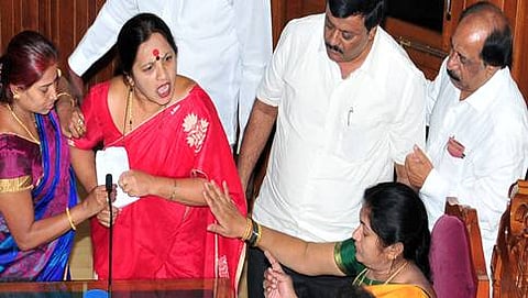 ಬಿಬಿಎಂಪಿಯ ಎಚ್ ಎಂಟಿ ವಾರ್ಡ್ ಪಾಲಿಕೆ ಸದಸ್ಯೆ ಆಶಾ ಸುರೇಶ್ ಅವರು ಗುರುವಾರ ಮೇಯರ್ ಬಿ.ಎನ್. ಮಂಜುನಾಥ ರೆಡ್ಡಿ ಅವರಿಗೆ ರಾಜಿನಾಮೆ ಪತ್ರ ಸಲ್ಲಿಸಿದರು.