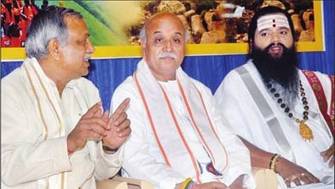 ಬೆಂಗಳೂರಿನಲ್ಲಿ ಶನಿವಾರ ವಿಶ್ವ ಹಿಂದೂ ಪರಿಷತ್ ಆಯೋಜಿಸಿದ್ದ ರಾಷ್ಟ್ರೀಯ ಕಾರ್ಯಕಾರಣಿ ಸಭೆಯಲ್ಲಿ ಪರಿಷತ್ ನ ಕಾರ್ಯದರ್ಶಿ ಸುರೇಂದ್ರ ಕುಮಾರ್, ಪರಿಷತ್ ನ ಅಂತಾರಾಷ್ಟ್ರೀಯ ಕಾರ್ಯಕಾರಿ
