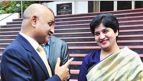 ಹೊಸ ವರ್ಷಾಚರಣೆ ಸಂದರ್ಭದಲ್ಲಿ ಐಪಿಎಸ್ ಅಧಿಕಾರಿಗಳಾದ ಸೋನಿಯಾ ನಾರಂಗ್ ಮತ್ತು ಪ್ರವೀಣ್ ಸೂದ್ ಪರಸ್ಪರ ಶುಭಾಶಯ ಕೋರಿಕೊಂಡರು.