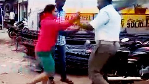 ಸಂಚಾರ ನಿಯಮ ಉಲ್ಲಂಘನೆ: ಪೇದೆ ಮೇಲೆ ಹಲ್ಲೆ ಮಾಡಿದ ಯುವತಿ