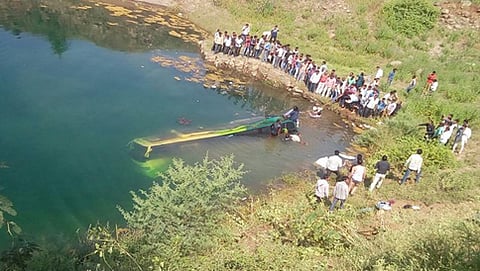 ಕಂದಕಕ್ಕೆ ಉರುಳಿದ ಖಾಸಗಿ ಬಸ್ (ಎಎನ್ ಐ ಚಿತ್ರ)