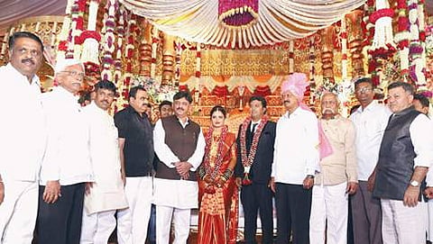 ರಮೇಶ್ ಜಾರಕಿಹೊಳಿ ಪುತ್ರನ ವಿವಾಹದಲ್ಲಿ ಪಾಲ್ಗೊಂಡಿದ್ದ ಸಚಿವ ಡಿ.ಕೆ ಶಿವಕುಮಾರ್