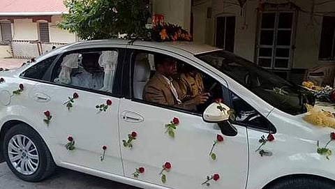 ಡ್ರೈವರ್ ಕೂರಿಸಿಕೊಂಡು ಕಾರು ಚಲಾಯಿಸುತ್ತಿರುವ ಜಿಲ್ಲಾಧಿಕಾರಿ