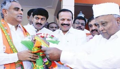 ಕೆಪಿಸಿಸಿ ಪ್ರಧಾನ ಕಾರ್ಯದರ್ಶಿ ಬಿಸೆಗೌಡ ಭಾನುವಾರ ಕೇಂದ್ರ ಕಾನೂನು ಸಚಿವ ಡಿ.ವಿ.ಸದಾನಂದಗೌಡರ ಸಮ್ಮುಖದಲ್ಲಿ ಬಿಜೆಪಿ ಸೇರಿದಾಗ ಸ್ವಾಗತ ಕೋರಲಾಯಿತು.