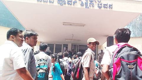 ಪಿಯು ಬೋರ್ಡ್ ಬಳಿ ವಿದ್ಯಾರ್ಥಿಗಳು ಹಾಗೂ ಪೋಷಕರು