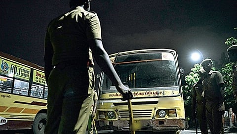ಟಿಕೆಟ್ ಕೊಳ್ಳಲು ಹೇಳಿದ್ದಕ್ಕೆ ಎಂಟಿಸಿ ಕಂಡೆಕ್ಟರ್'ಗೆ ಚಾಕು ಹಾಕಿದ ಪ್ರಯಾಣಿಕರು (ಸಂಗ್ರಹ ಚಿತ್ರ)