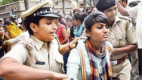 ವಿಧಾನಸೌಧಕ್ಕೆ ಮುತ್ತಿಗೆ ಹಾಕಲು ಯತ್ನಿಸಿದ ವಿದ್ಯಾರ್ಥಿನಿಯರನ್ನು ವಶಕ್ಕೆ ತೆಗೆದುಕೊಂಡ ಪೊಲೀಸರು