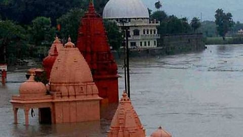 ಮೂರು ದಶಕಗಳ ನಂತರ ಕಾಣಿಸಿಕೊಂಡ ನೀರಿನಲ್ಲಿ ಮುಳುಗಿದ್ದ ದೇವಾಲಯಗಳು
