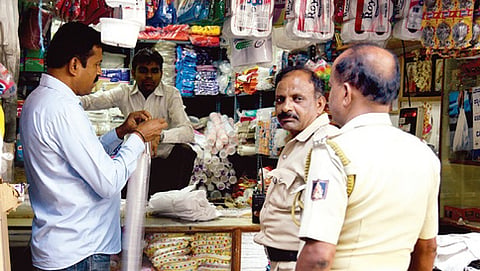 ಪ್ಲಾಸ್ಟಿಕ್ ನಿಷೇಧ ಜಾರಿ ಕುರಿತು ಕಾರ್ಯಾಚರಣೆ ಕೈಗೊಂಡ ಬಿಬಿಎಂಪಿ ಅಧಿಕಾರಿಗಳು