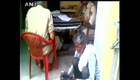 ದೂರು ನೀಡಲು ಬಂದವನ ಕೈಯಲ್ಲಿ ಶೂ ಪಾಲಿಷ್ ಮಾಡಿಕೊಂಡ ಪೊಲೀಸಪ್ಪ!