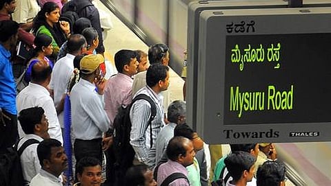 ಮೆಟ್ರೋ ರೈಲಿಗಾಗಿ ಕಾಯುತ್ತಿರುವ ಪ್ರಯಾಣಿಕರು(ಸಂಗ್ರಹ ಚಿತ್ರ)